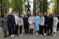 Школе №21 в торжественной обстановке вручено решение Совета народных депутатов города Коврова о присвоении образовательной организации имени Владимира Федорова